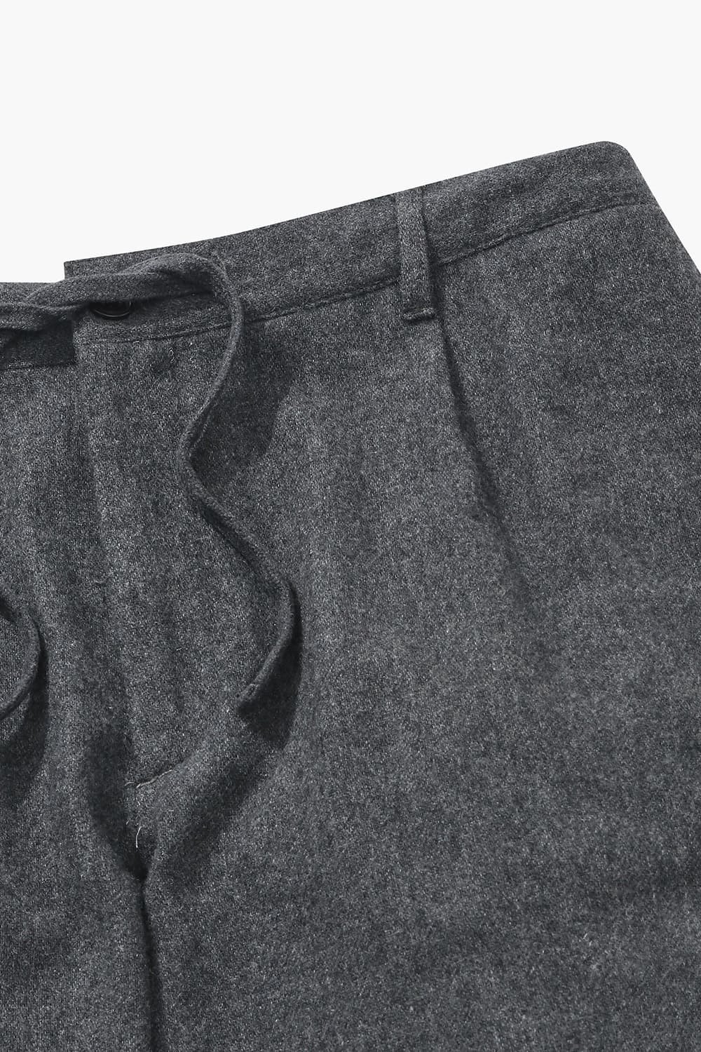 TANKER 울 혼방 드로우스트링 세미와이드 102 차콜그레이 팬츠
