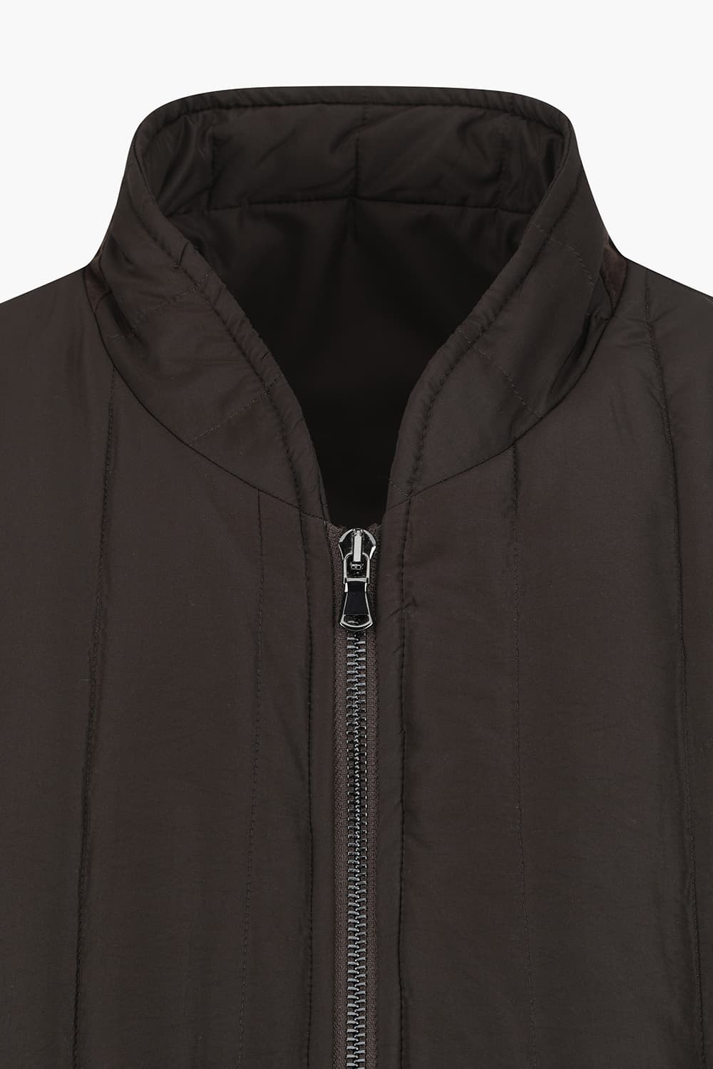 헨리넥 퀼팅 경량 다크브라운 베스트