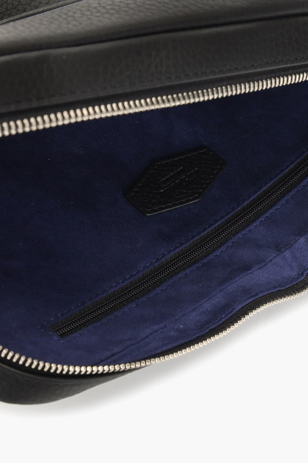 네오캡슐그레인 미디움 클러치 블랙 CG181243Z